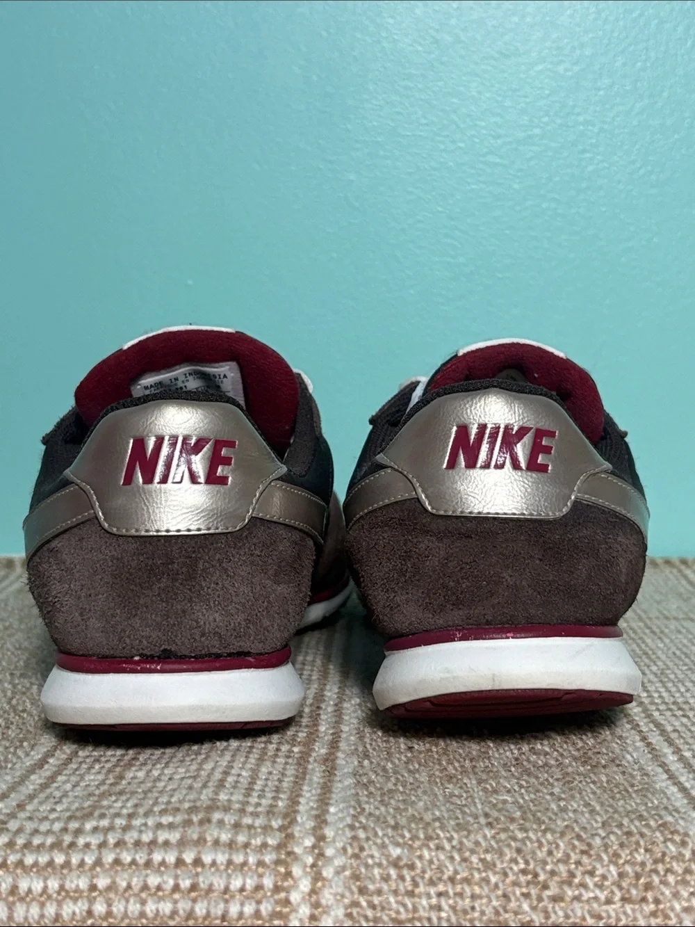 Women’s Vintage Nike Eclipse Running Shoe with Metallic Bronze Nike Swoosh. Sz-8